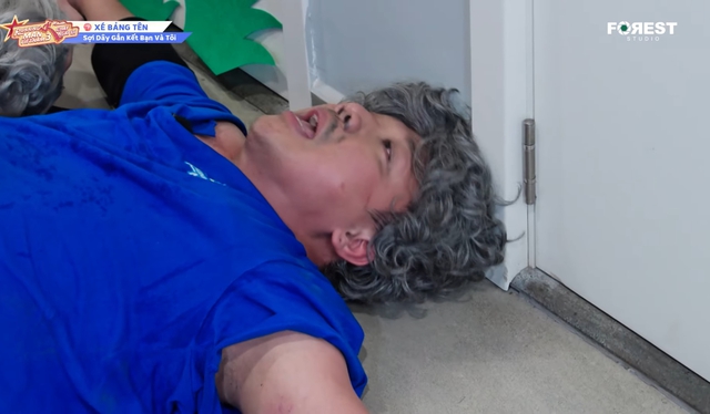 Trấn Thành thở hổn hển sau trận đấu xé bảng tên