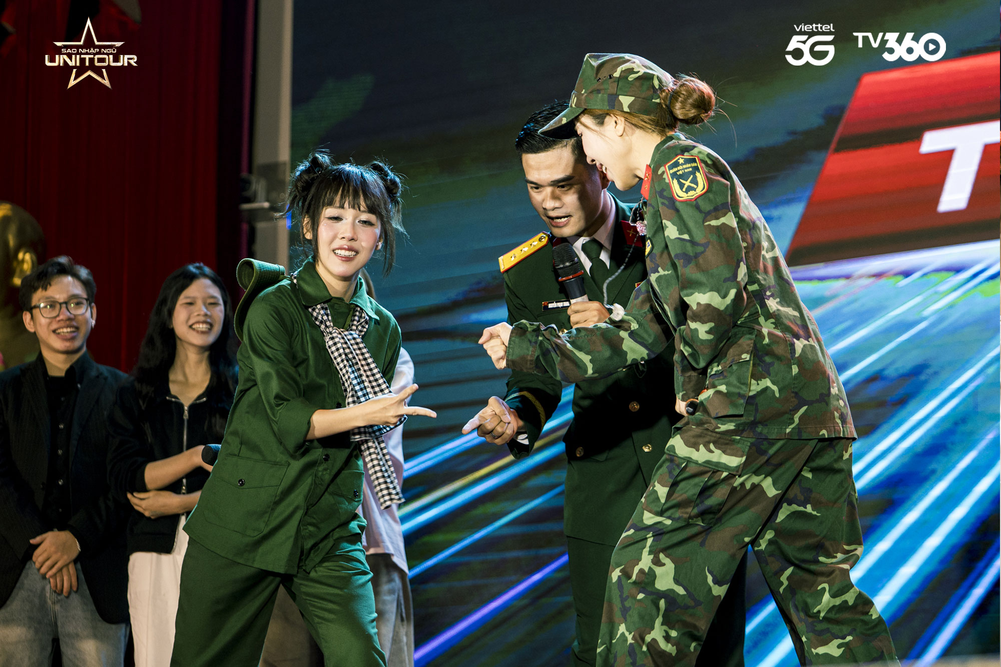 Sinh viên biểu diễn ca khúc chủ đề