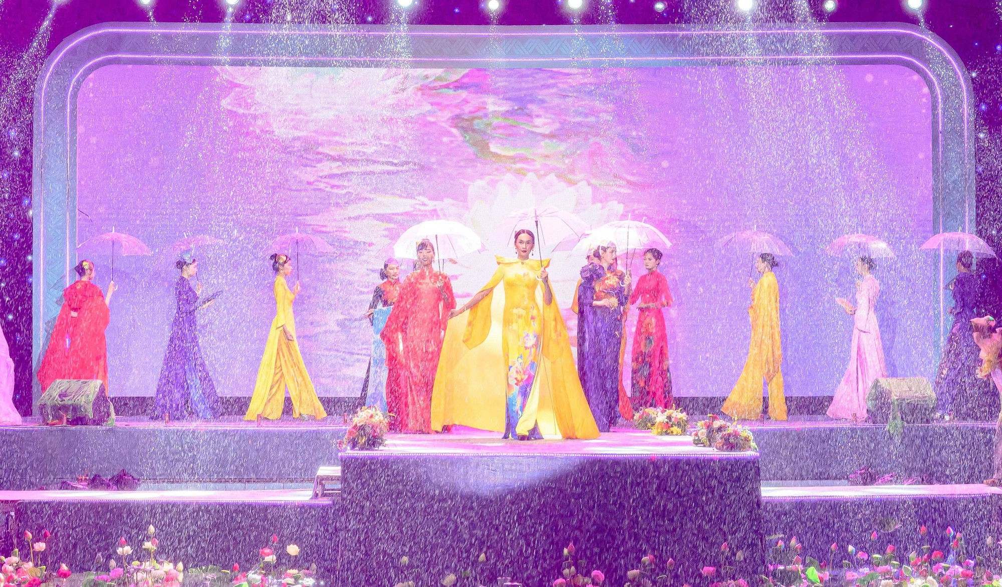 Mẫu trình diễn áo dài dưới mưa