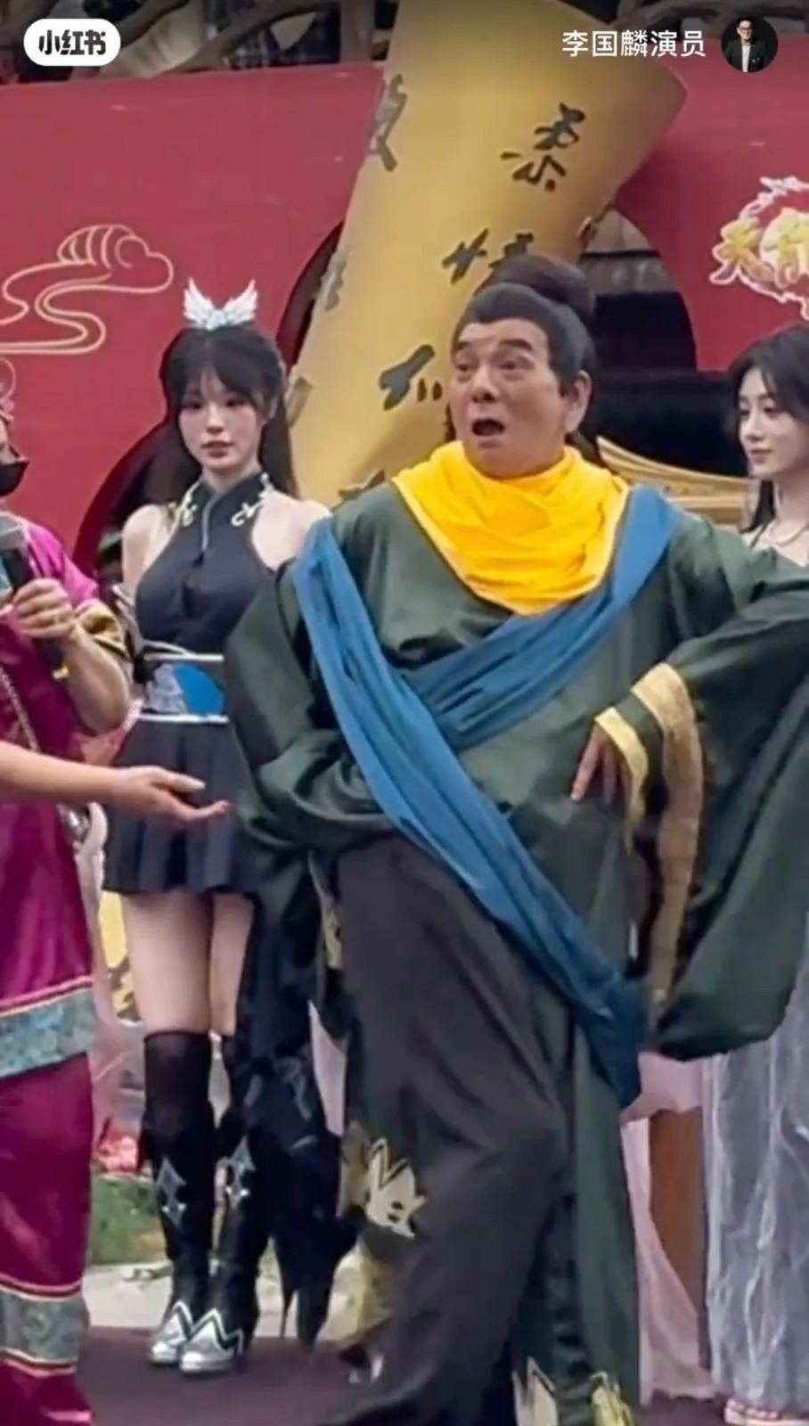 Diễn viên đẩy xe bán bò viên mệt mỏi Lý Quốc Lân phờ phạc đẩy xe bò viên