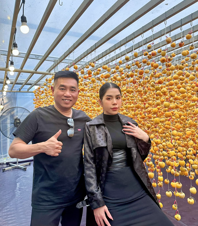 Tiến Nguyễn cùng Hằng Du Mục và Thùy Tiên Tiến Nguyễn nhiều lần xuất hiện cùng Hằng Du Mục và Hoa hậu Thùy Tiên