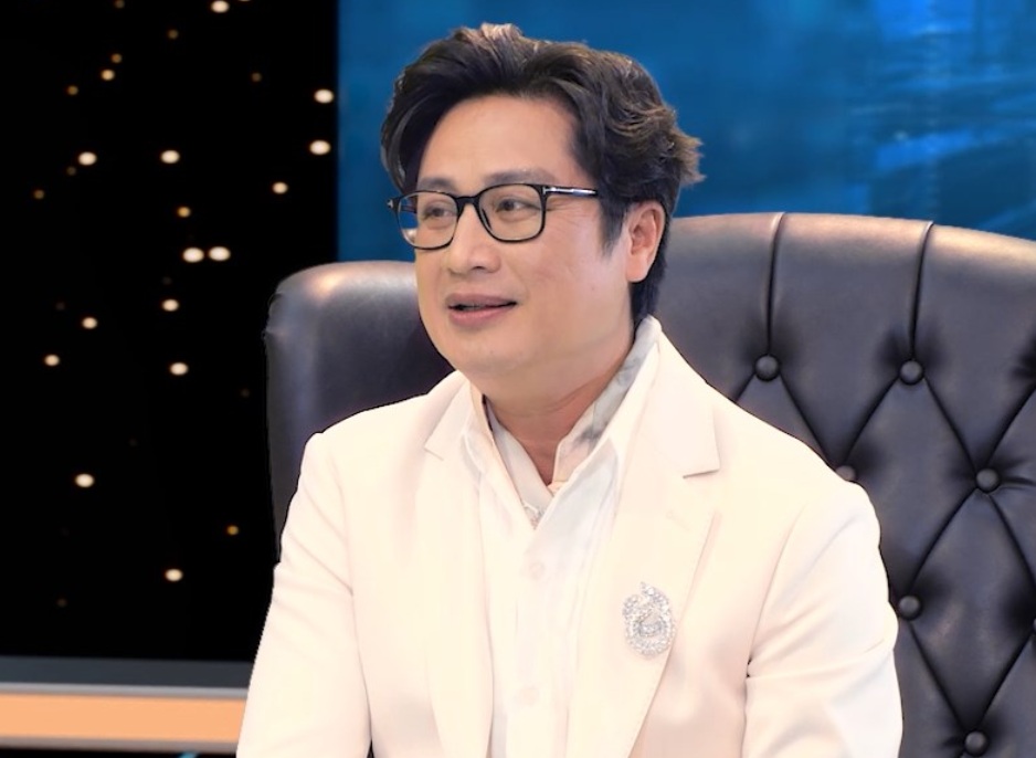 MC Quốc Quân đang dẫn chương trình