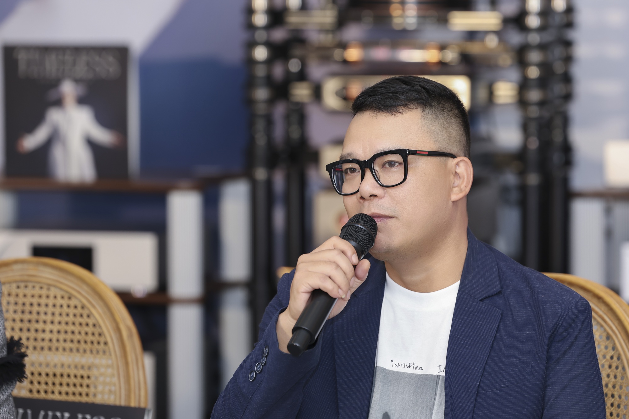 Nhạc sĩ Hồng Kiên chia sẻ Nhạc sĩ Hồng Kiên trong buổi giao lưu