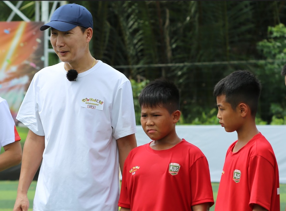 HLV Kim Sang Sik buồn bã khi một học trò rời đi- Ảnh 1. Huấn luyện viên Kim Sang Sik