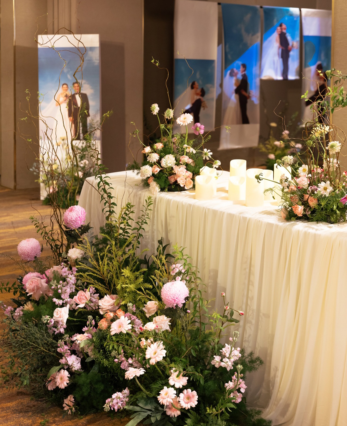 Không gian tiệc cưới của cặp đôi ngập tràn hoa tươi Không gian tiệc cưới ngập tràn hoa tươi