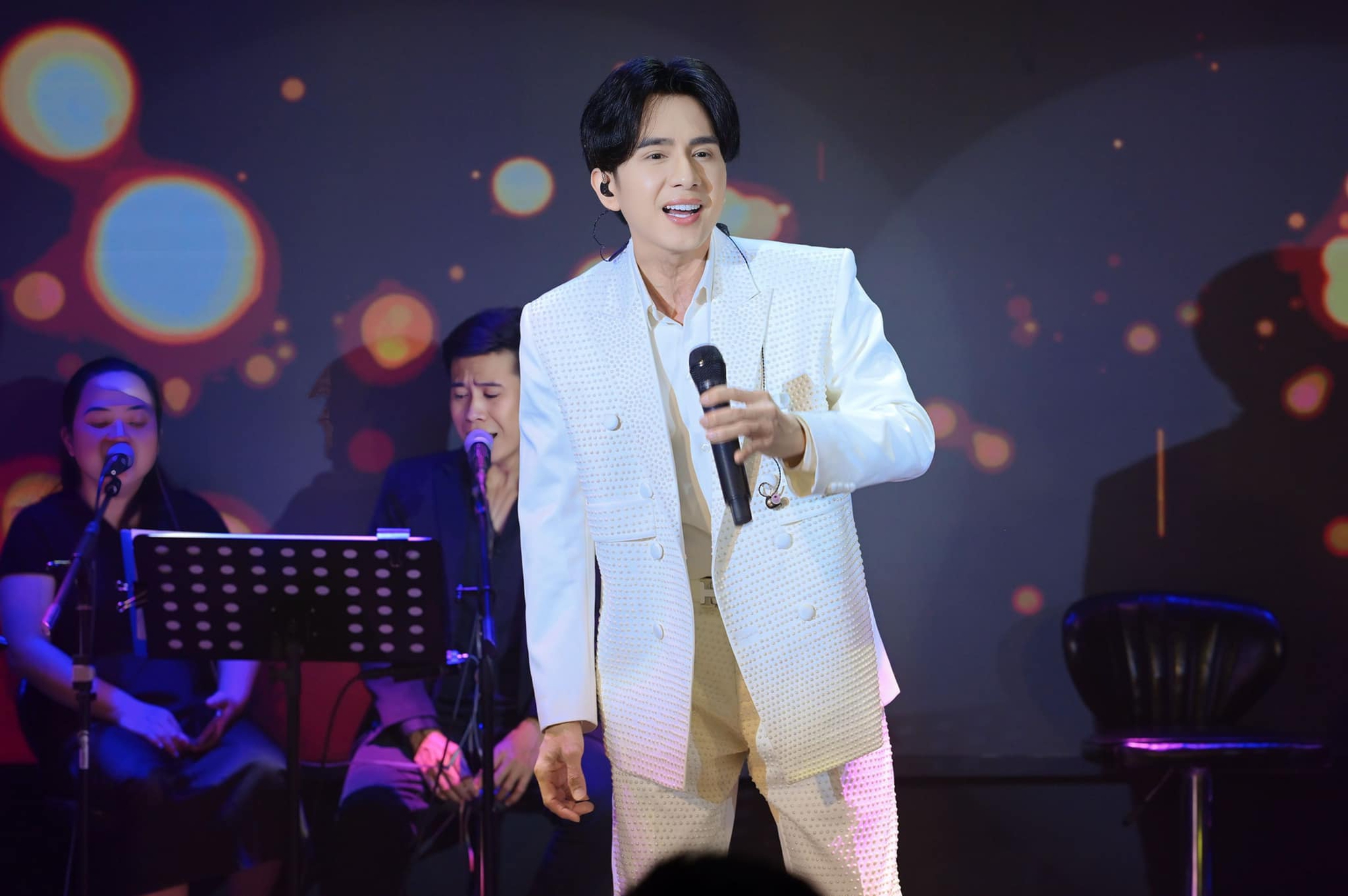 Đan Trường nổi tiếng hơn 2 thập kỷ, có nhiều bài hit gắn liền thế hệ khán giả 8x, 9x