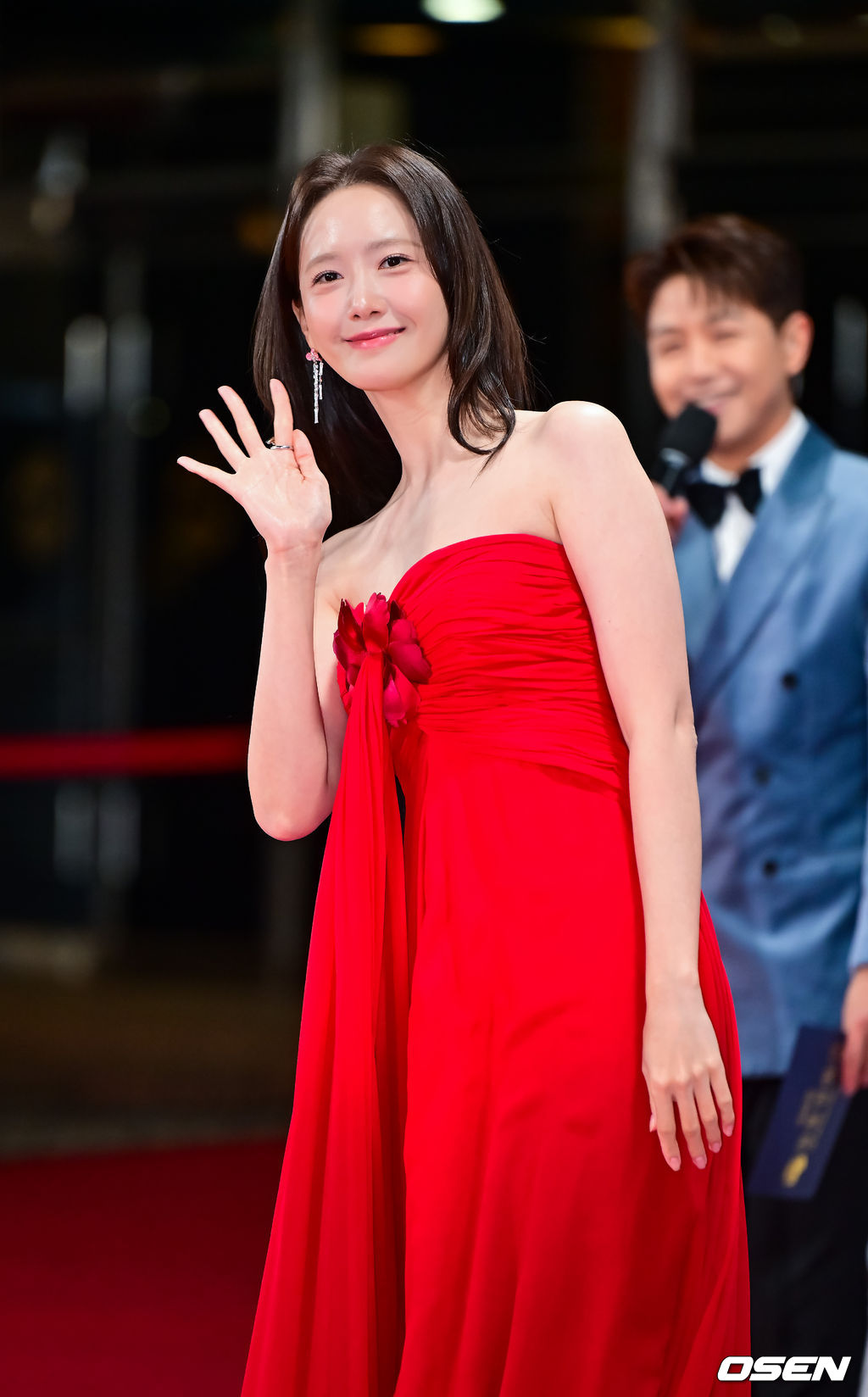 Nhan sắc nổi bật của Yoona tại Rồng Xanh 2025 Yoona khoe vai trần quyến rũ trên thảm đỏ