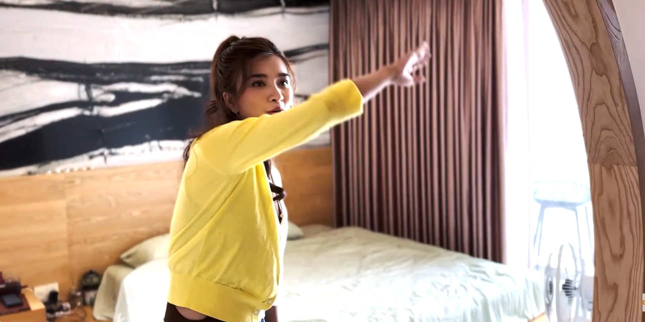 Lối đi hình vòng cung bằng gỗ trong phòng ngủ