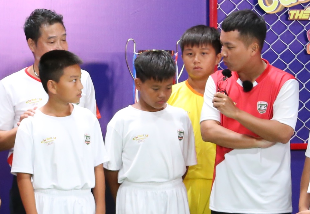 HLV Kim Sang Sik buồn bã khi một học trò rời đi- Ảnh 3. Hồng Sơn và Hữu Nhân