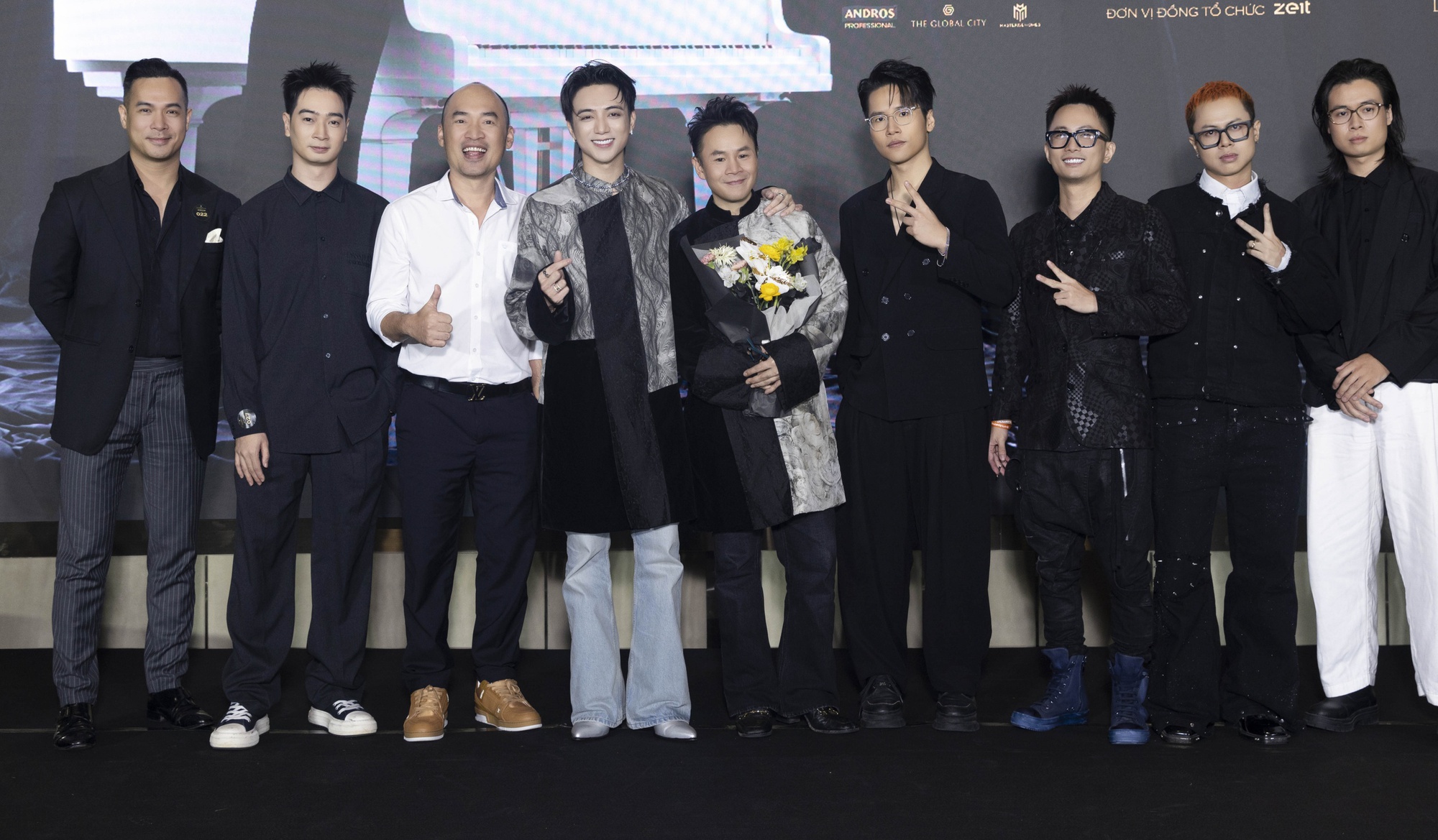 Nghệ sĩ tại buổi họp báo của SOOBIN