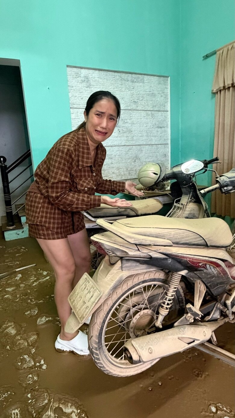 Mức nước ngập hơn 1m tại nhà NSƯT Cát Tường Nhà bị ngập sâu hơn một mét sau trận lũ