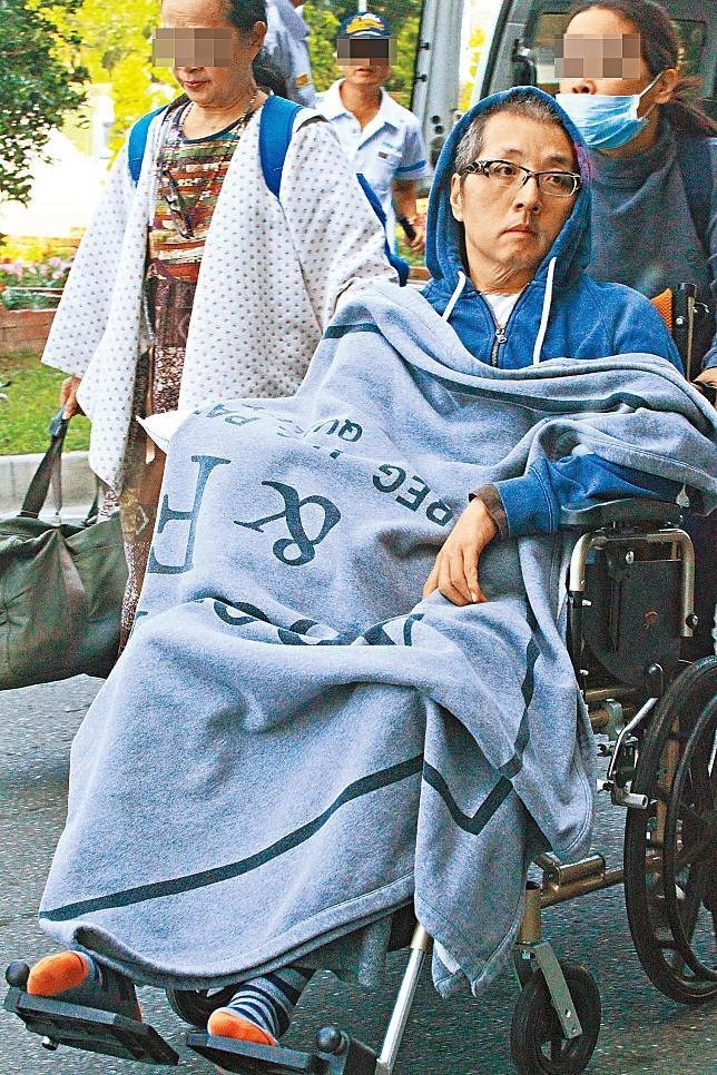 - Ảnh 2. Viên Duy Nhân mất ý thức, trở thành người thực vật sau 2 cú ngã mạnh gây ảnh hưởng đến não bộ