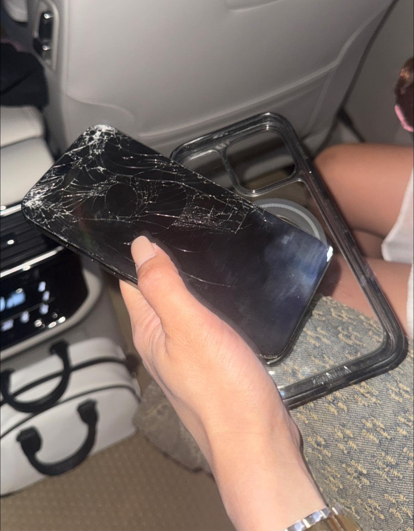 Điện thoại Diệp Lâm Anh bị vỡ nát