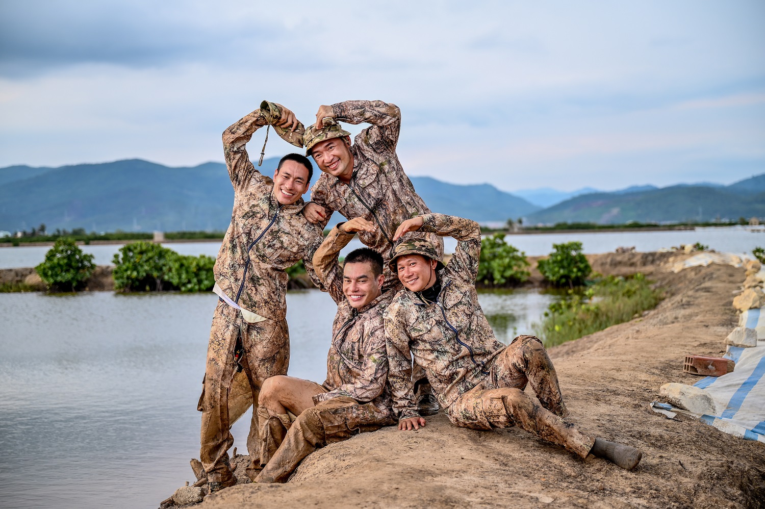 Tiến Luật cùng đồng đội tại Chiến sĩ quả cảm Tiến Luật và nghệ sĩ khác trong chương trình