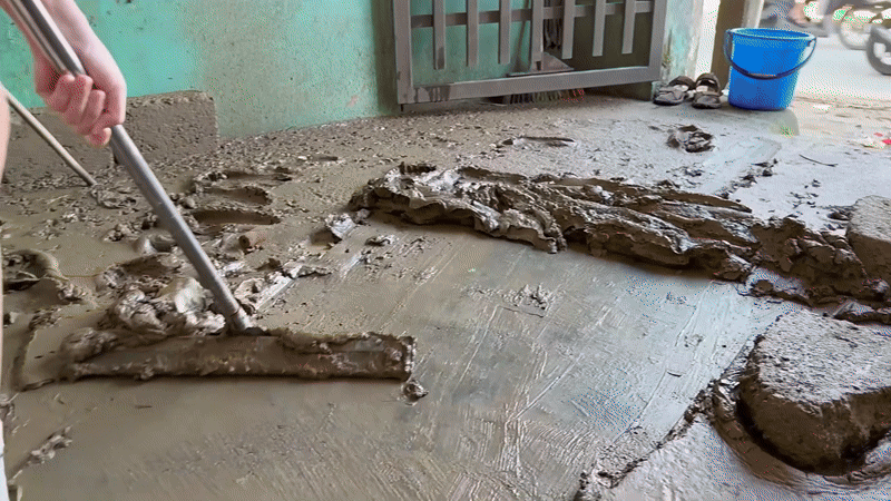 Nhà MC Cát Tường ngập bùn đất sau lũ Nhà MC Cát Tường bị ngập bùn đất và hư hại