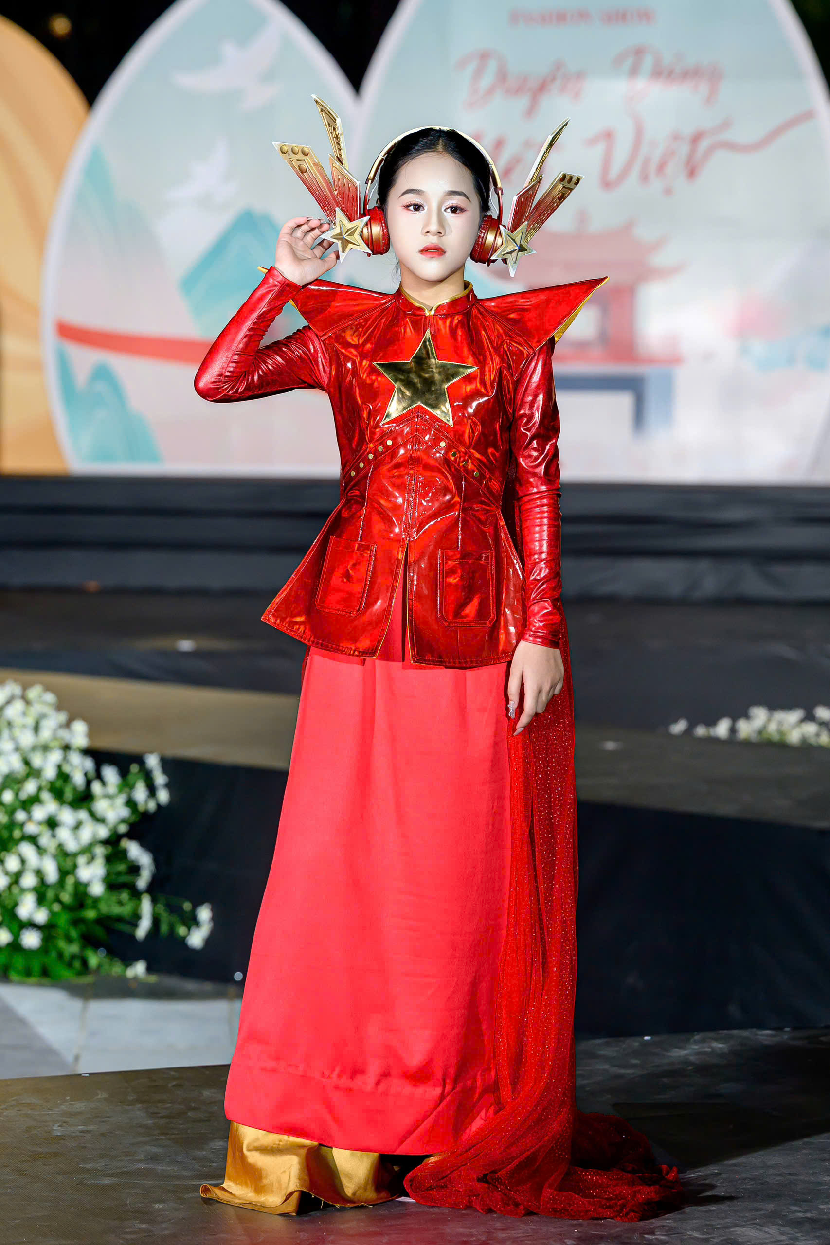 Thảo Hà My trong trang phục truyền thống đỏ vàng