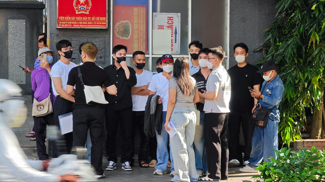 Nhóm gia đình, người thân và ekip đứng chờ tại phiên tòa