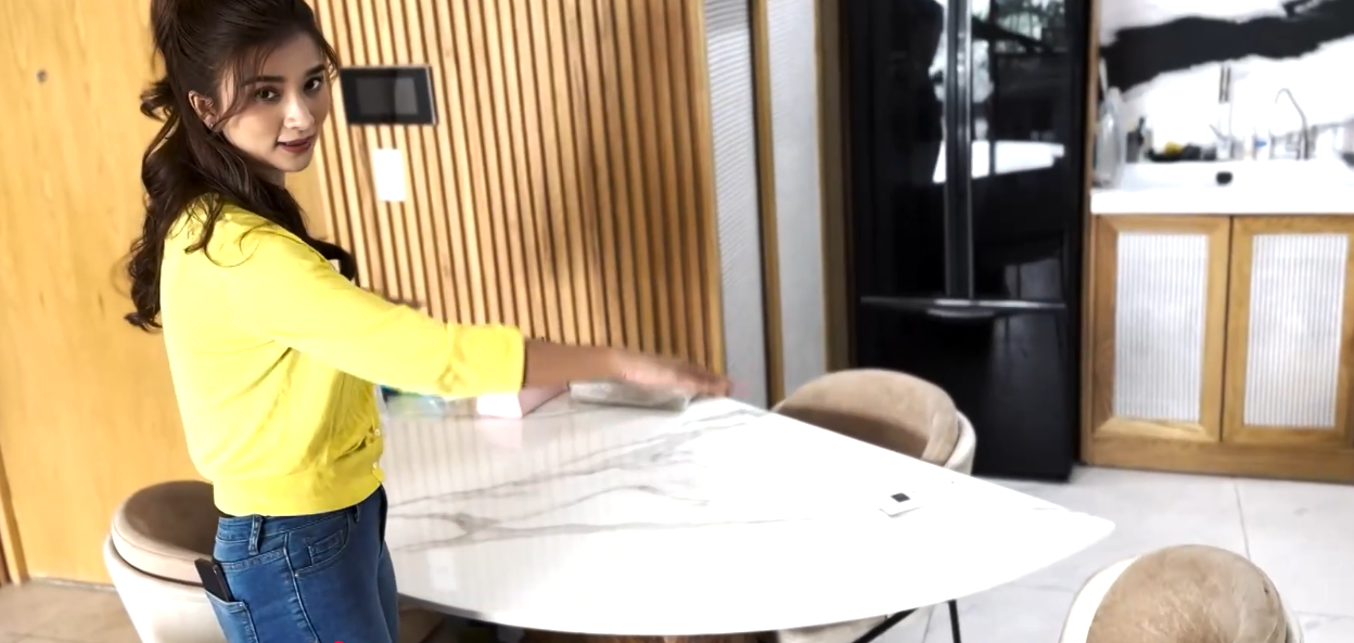 Bàn ăn hình cánh quạt