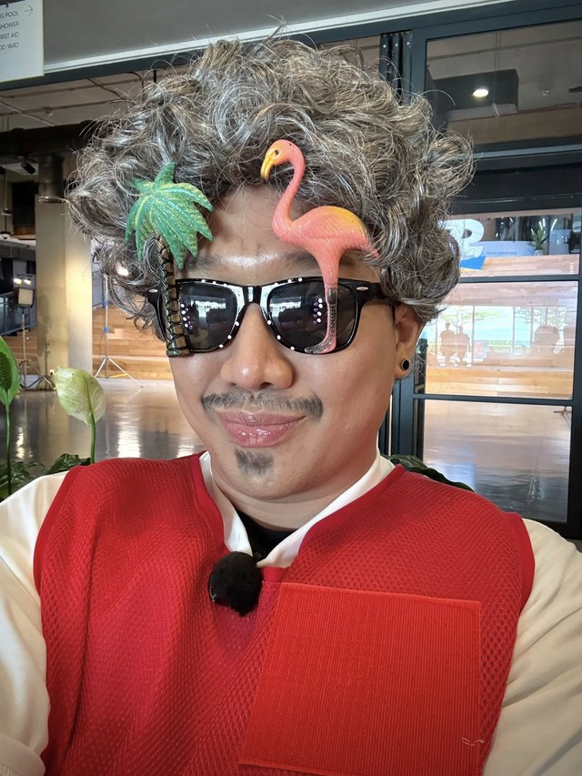 Trấn Thành vui vẻ kết nối các thành viên trong chương trình