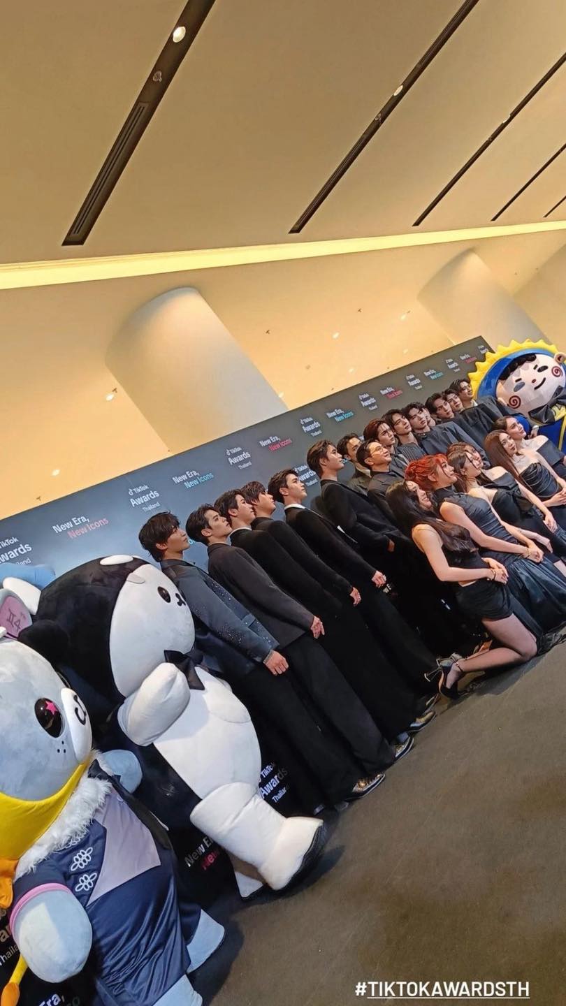 Mỹ nhân nhà GMMTV quỳ rạp xuống đất khi mặc váy, mang giày cao gót