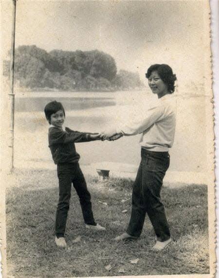 Ảnh Tuấn Hưng bên mẹ lúc nhỏ