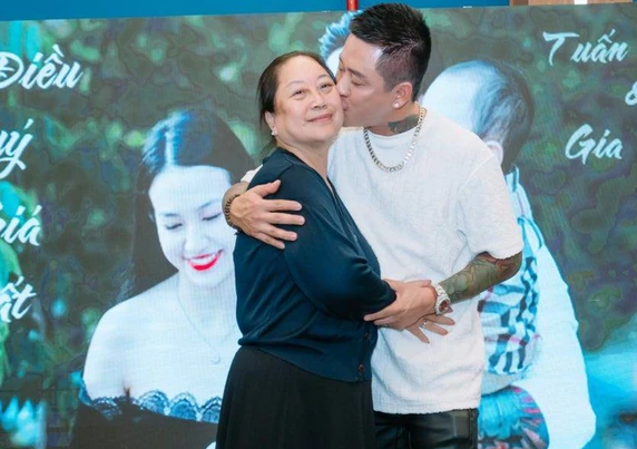 Trong thời gian mẹ nhập viện, Tuấn Hưng đã gác lại hoạt động nghệ thuật, tập trung chăm sóc Tuấn Hưng chăm sóc gia đình