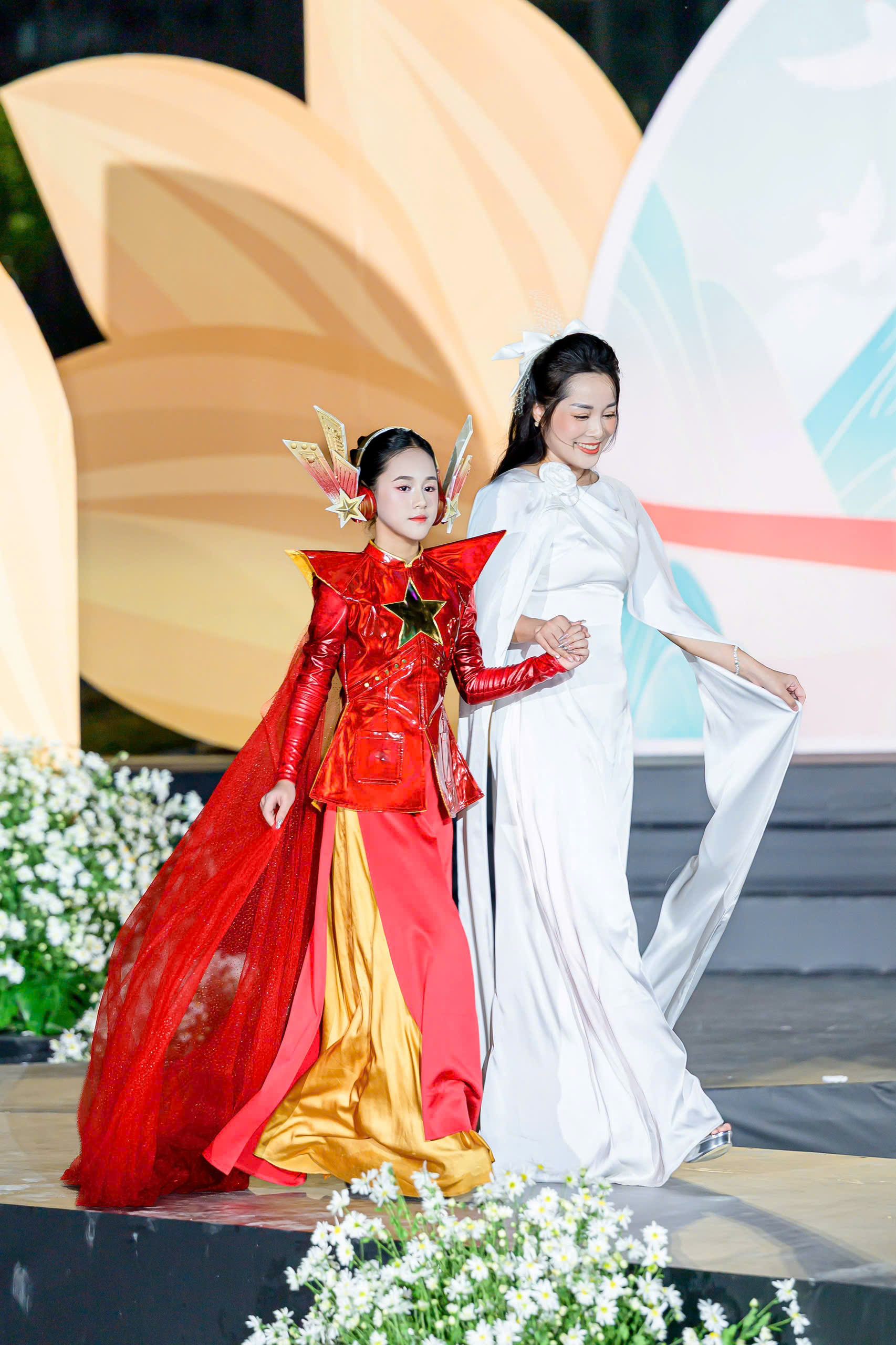 Phạm Thảo Hà My và Minh Hương trên sân khấu