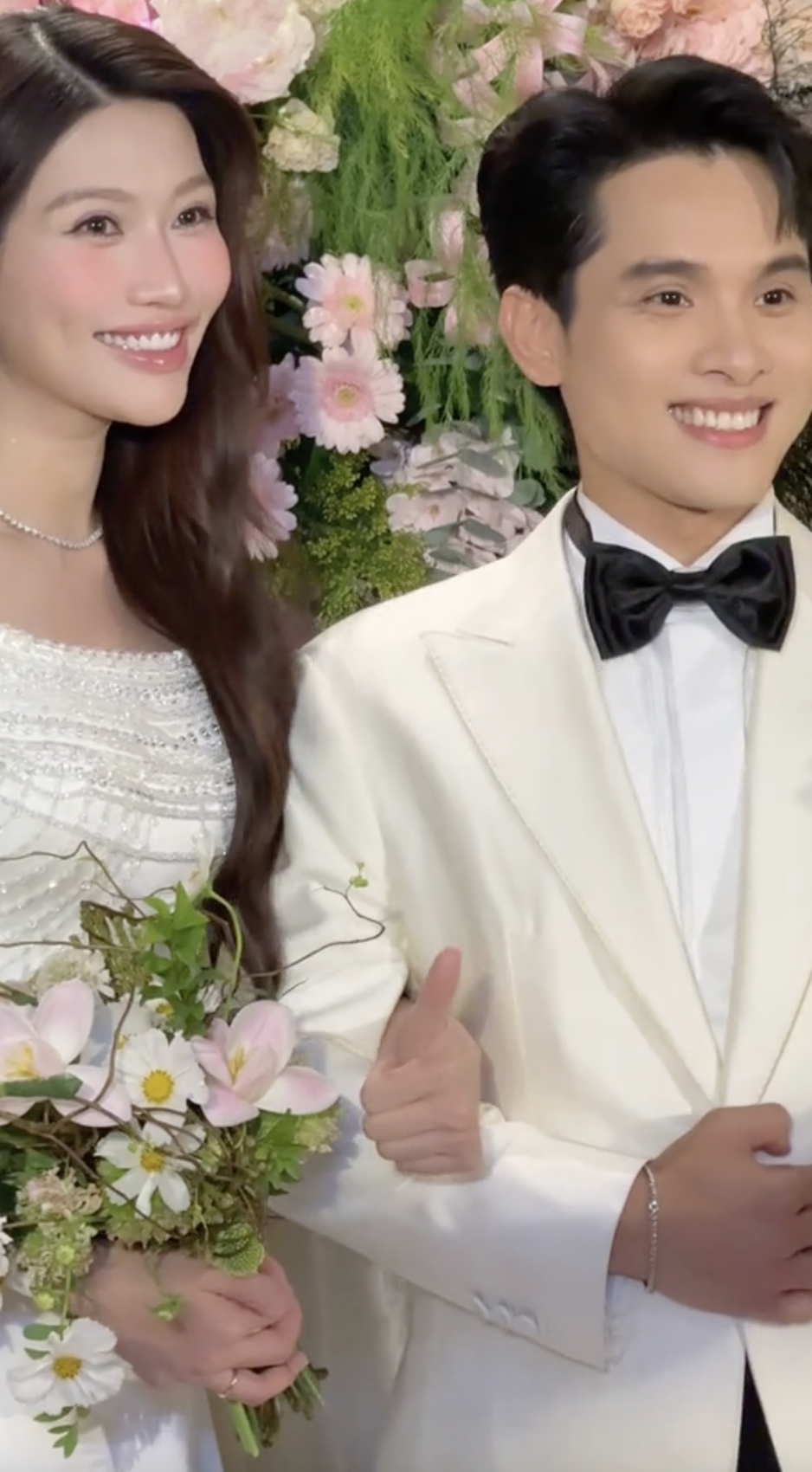 Quỳnh Châu dùng bó hoa lớn che bụng khi đón khách Bó hoa lớn che chắn vòng 2