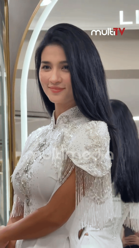 Kim Tuyển thần thái trầm tĩnh