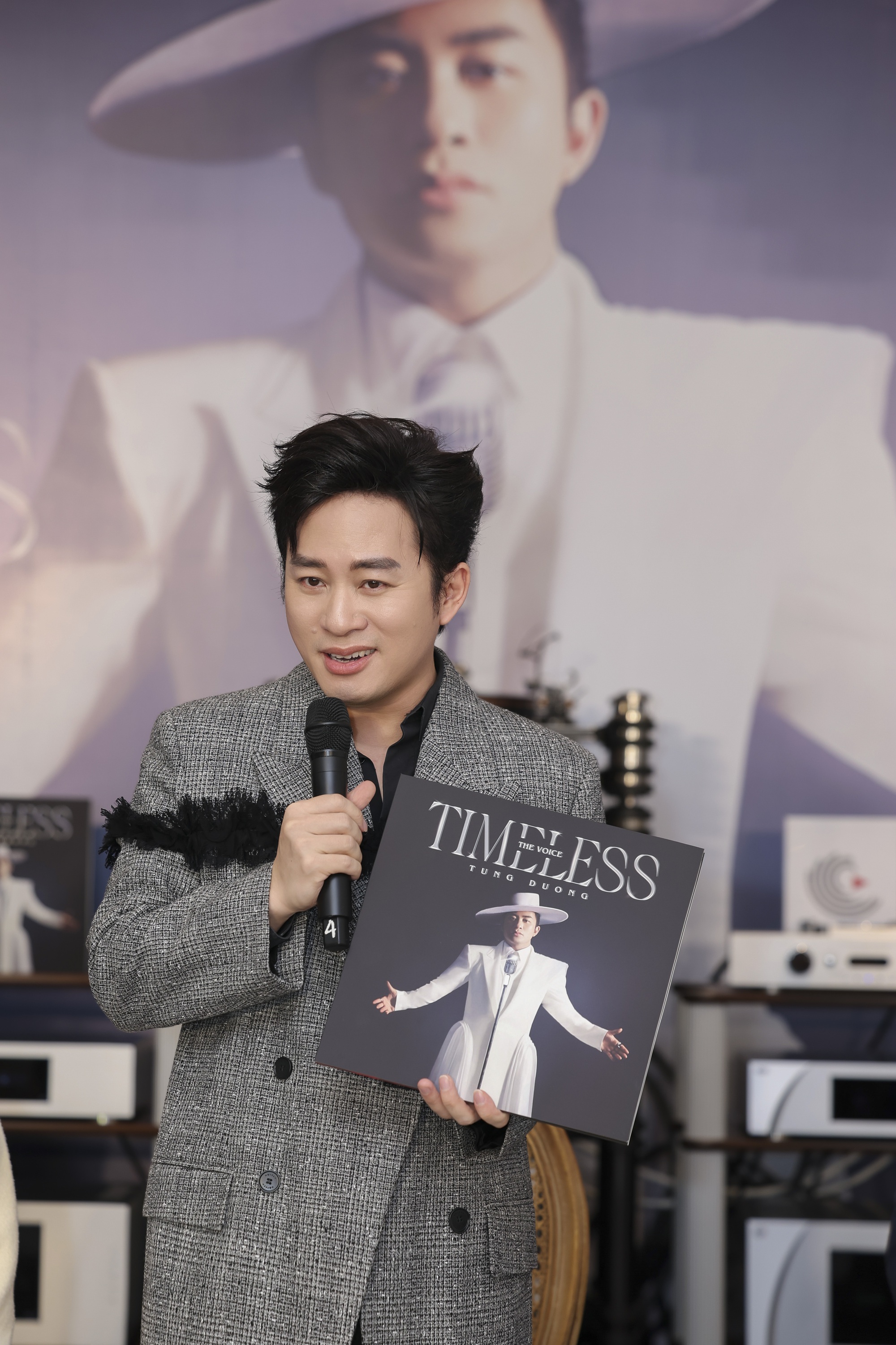 Tùng Dương và sản phẩm đĩa than đầu tay Tùng Dương giới thiệu sản phẩm đĩa than đầu tay