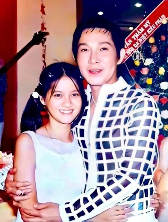 Hồng Loan hồi nhỏ và Vũ Linh Hình ảnh Hồng Loan hồi nhỏ bên cha NSƯT Vũ Linh