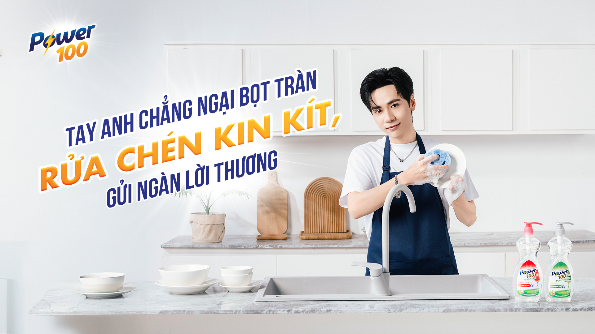 Chàng trai rửa chén sạch sẽ