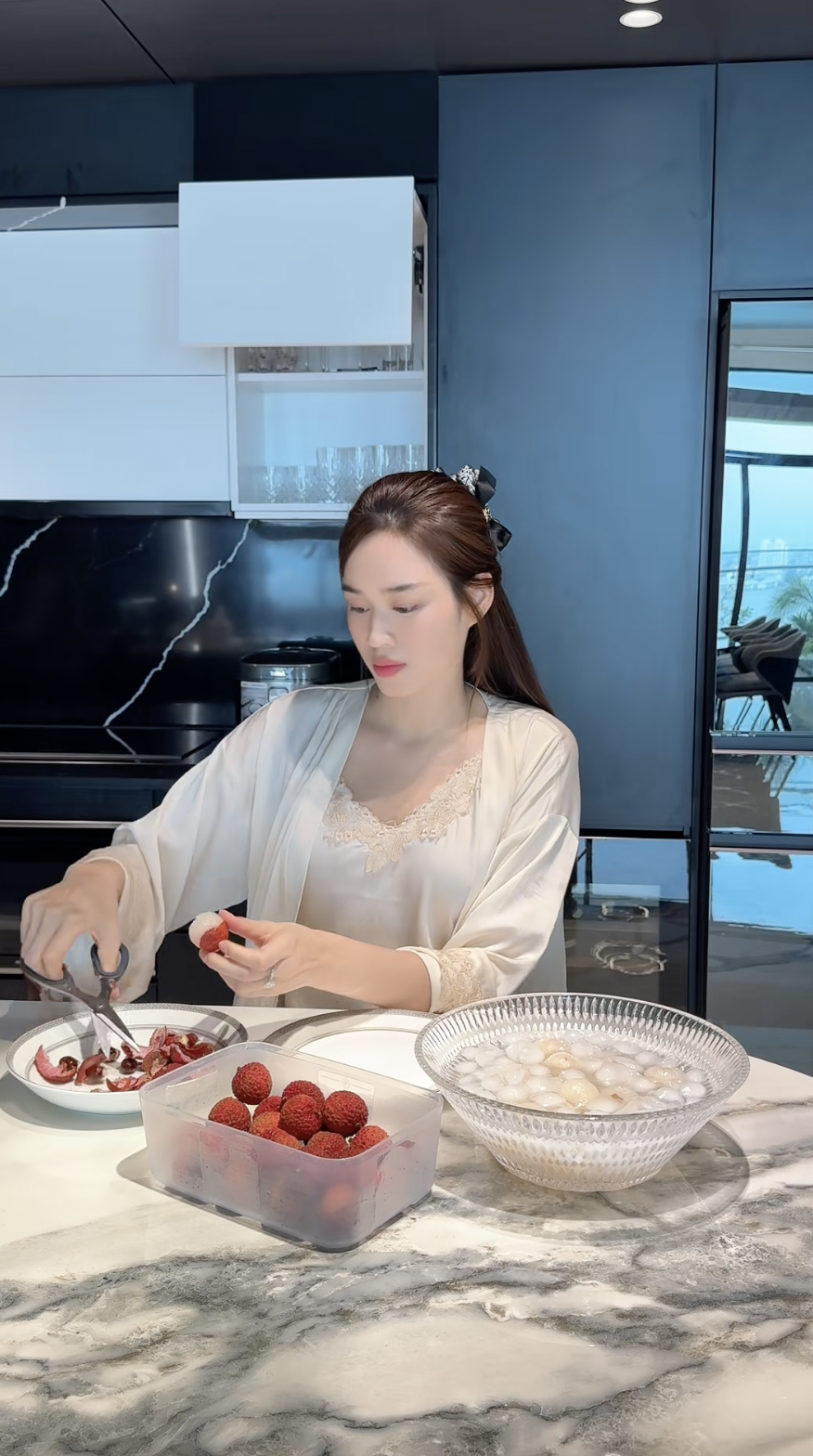 Đỗ Hà thể hiện khả năng nội trợ