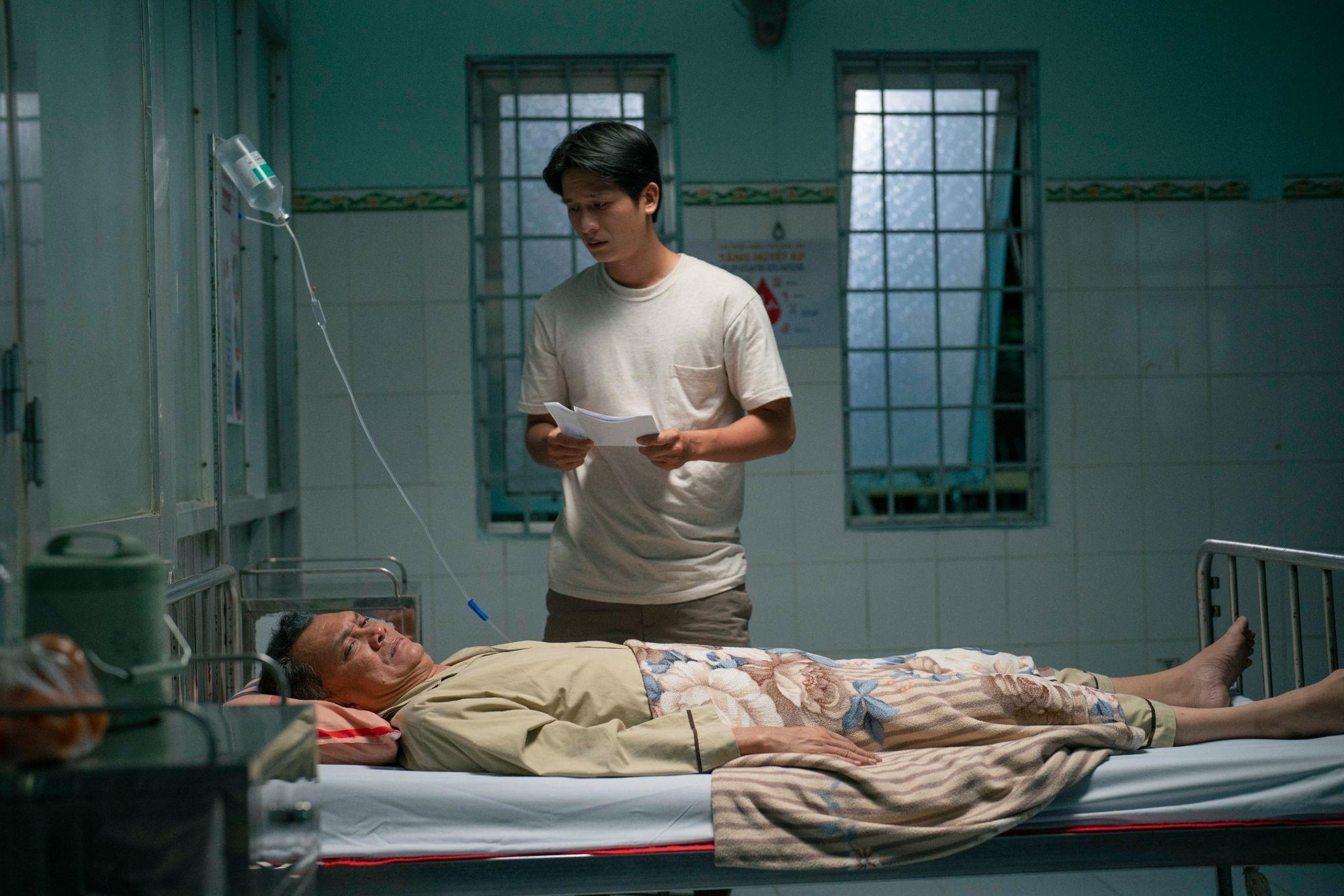 Cảnh người đàn ông miền Tây khóc lóc cầu xin 1 điều qua camera khiến hàng triệu người không thở nổi- Ảnh 8. Diễn xuất của NSƯT Hữu Châu được đánh giá cao