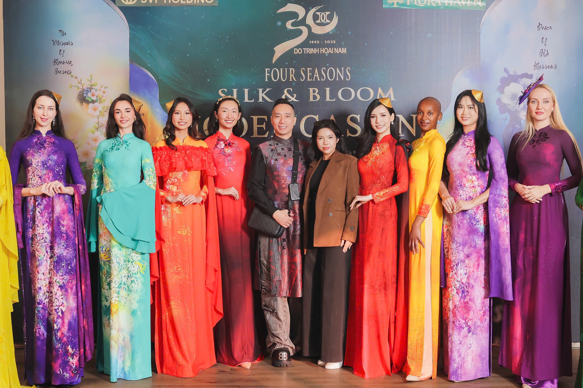 NTK Đỗ Trịnh Hoài Nam cùng đạo diễn Đỗ Bảo Ngọc và các người mẫu Ekip chụp hình cùng các người mẫu dẫn đầu buổi casting tại Mỹ
