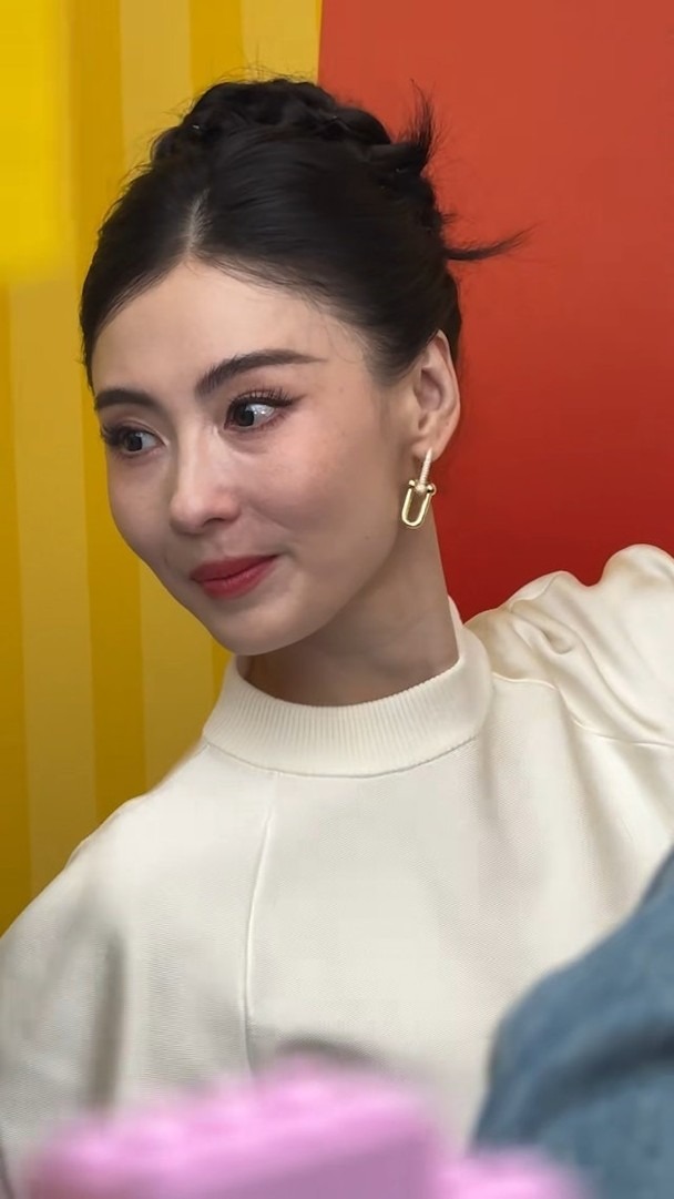 Gương mặt lạ lẫm, đơ cứng của Trương Bá Chi