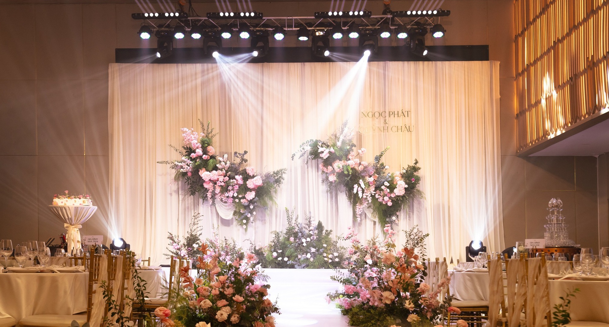 Lễ đường của Quỳnh Châu và Ngọc Phát được thiết kế đơn giản, ấm cúng Lễ đường cưới được thiết kế đơn giản, ấm cúng