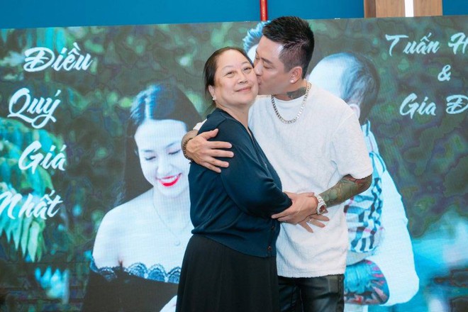 Tuấn Hưng cầm tay mẹ lúc bé