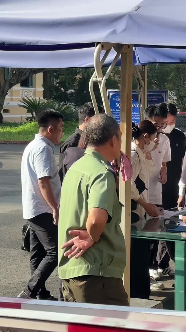 Tiến Nguyễn bên ngoài phiên tòa Tiến Nguyễn cùng Nhật Lệ - Nam Hoàng ở phía ngoài phiên tòa xét xử vụ KERA