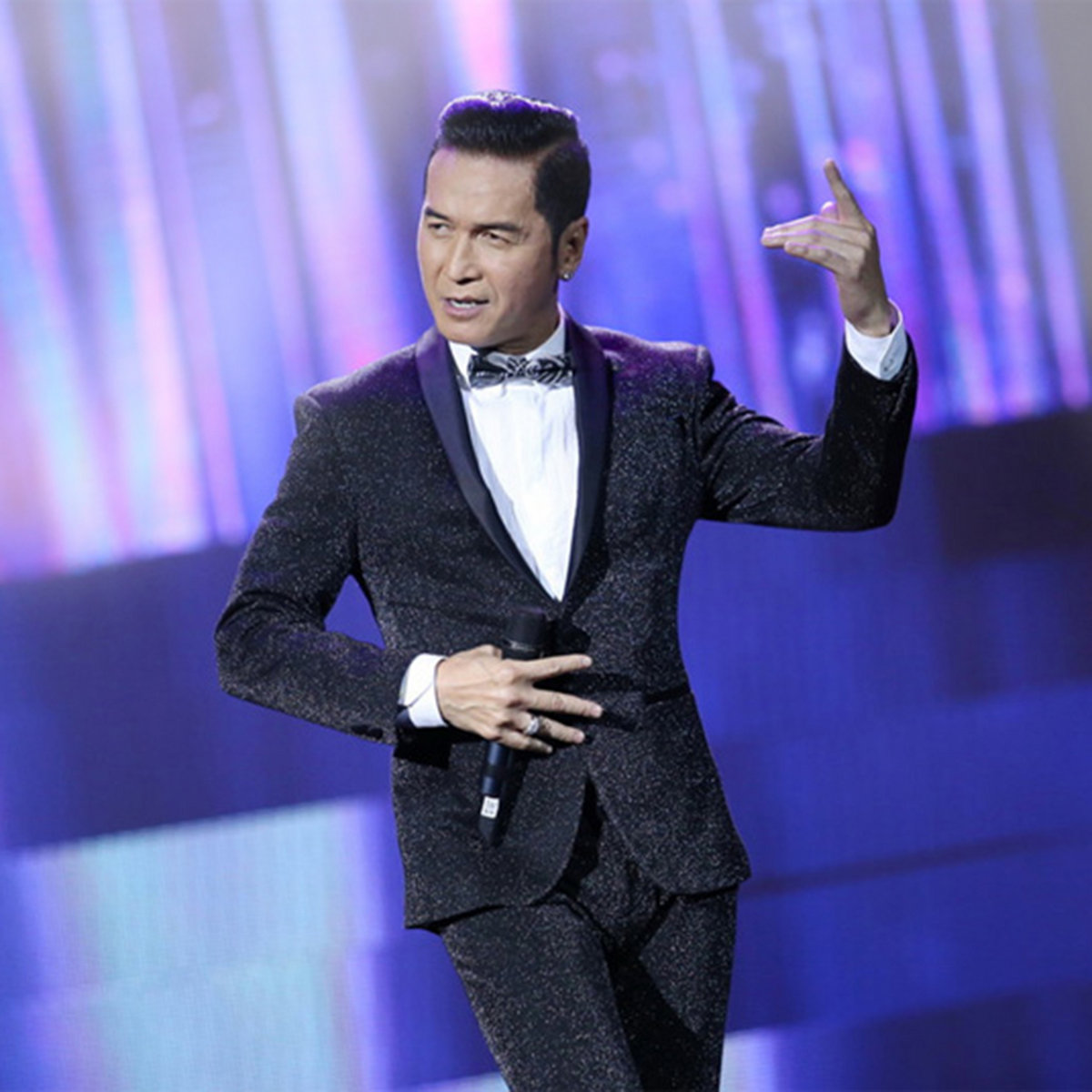 Nguyễn Hưng phong độ ở tuổi U70 Nam ca sĩ Nguyễn Hưng phong độ dù đã lớn tuổi