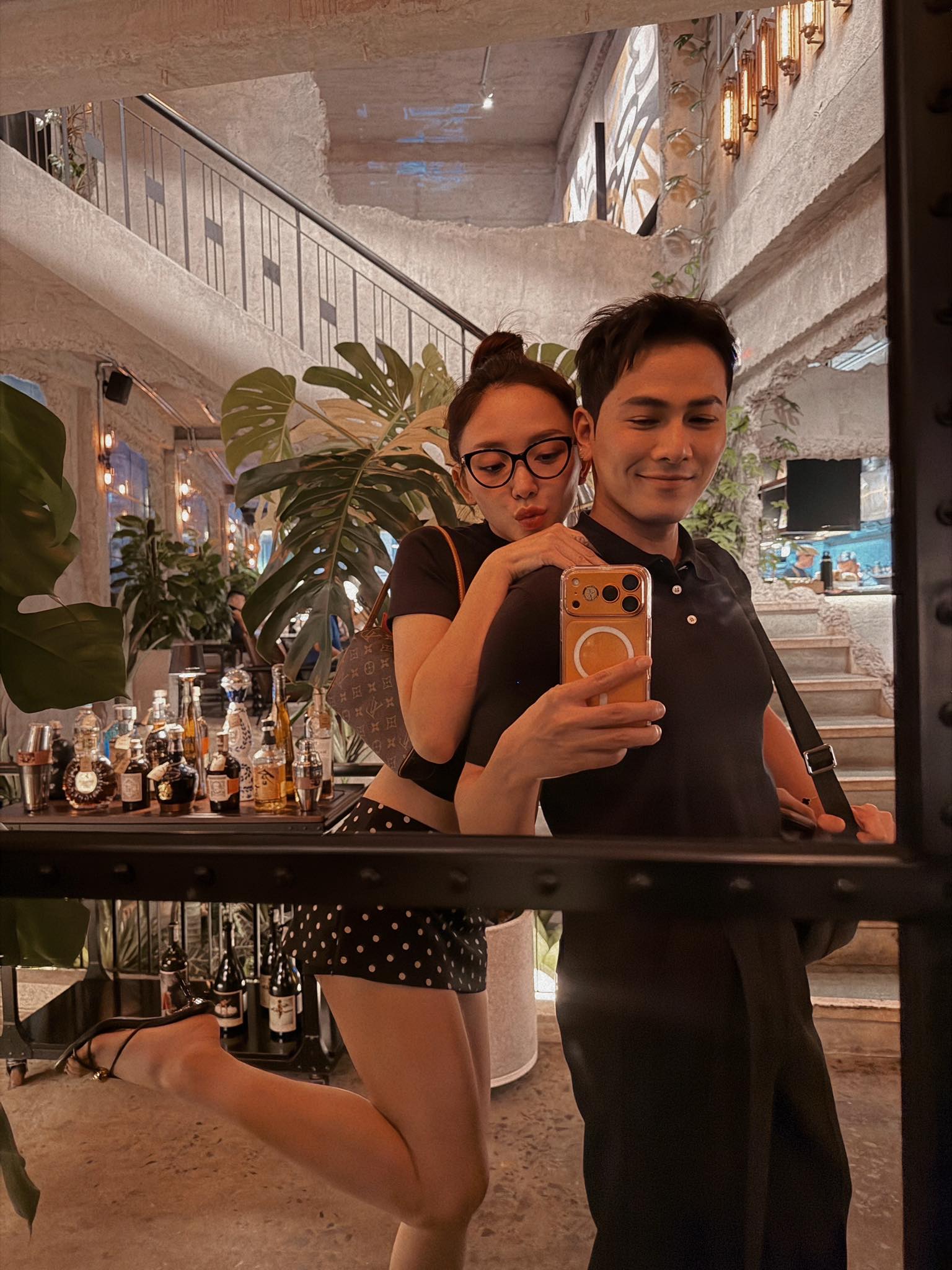 Tóc Tiên và Mai Tiến Dũng 'dính như sam' trong khung hình