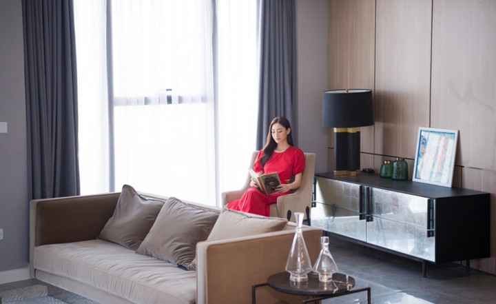 Lương Thùy Linh bên căn hộ cao cấp tự mua