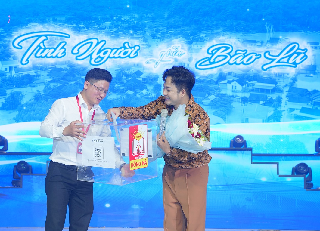 Nghệ sĩ quyên góp tại đêm nhạc Ca sĩ quyên góp tiền cho miền Trung