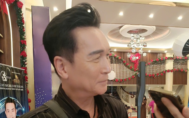 Ca sĩ Nguyễn Hưng cực phong độ ở tuổi U70 Ca sĩ Nguyễn Hưng trẻ trung và phong độ