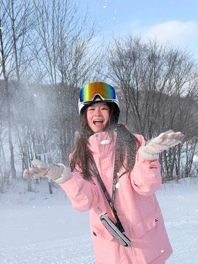 Hot girl Việt cảnh báo khách du lịch Cáp Nhĩ Tân, ra đường bị bỏng đỏ bừng mặt- Ảnh 1. Nữ KOL bị bỏng lạnh đỏ mặt khi ra ngoài trời lạnh