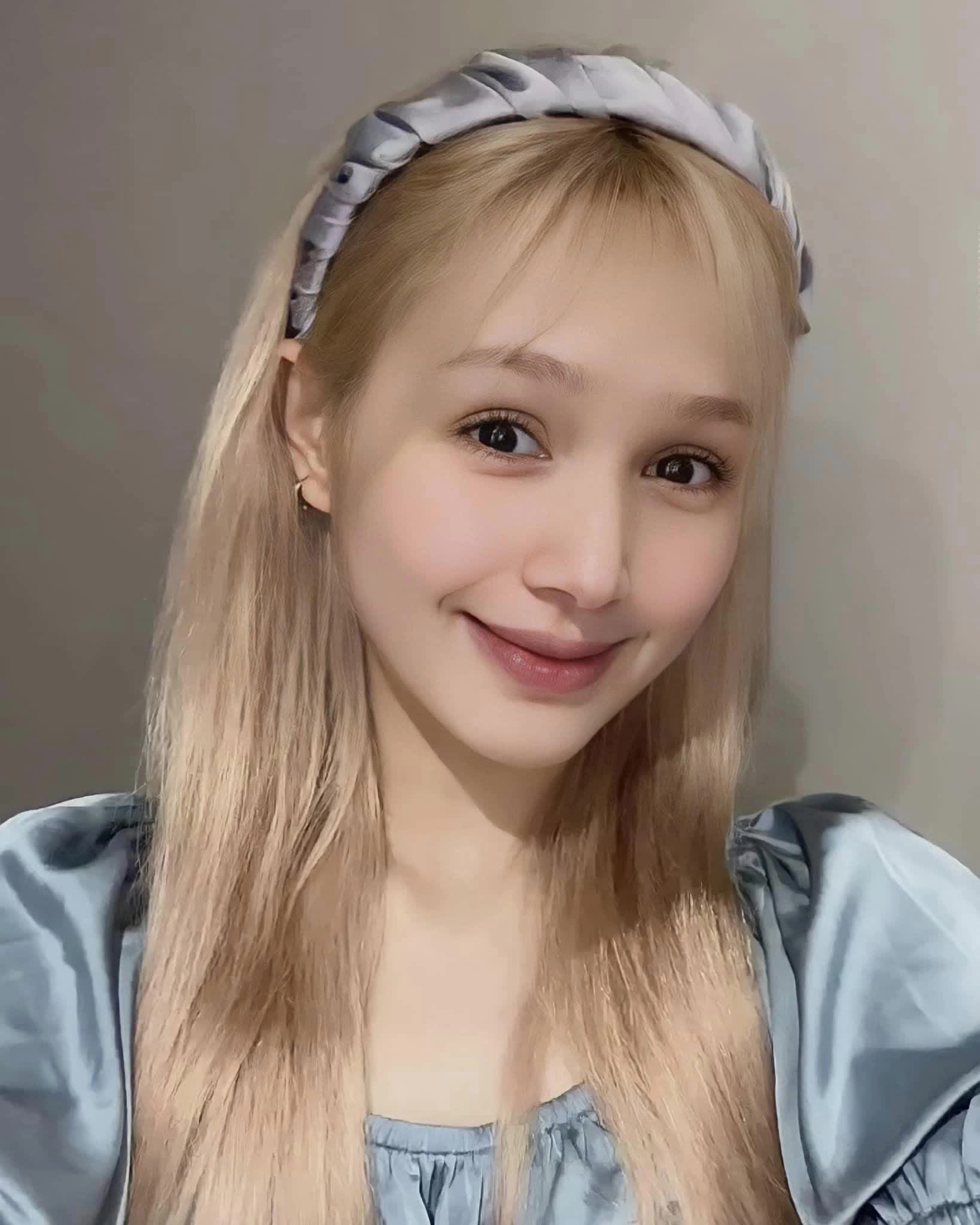 Xoài Non thường nhuộm lông mày cùng màu tóc Phong cách nhuộm lông mày đồng màu tóc của Xoài Non