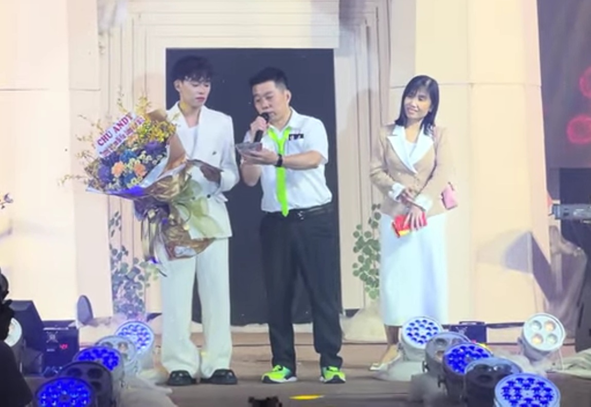 Hồ Văn Cường nhận tiền mặt từ các khán giả gửi tới Hồ Văn Cường nhận tiền mặt trên sân khấu