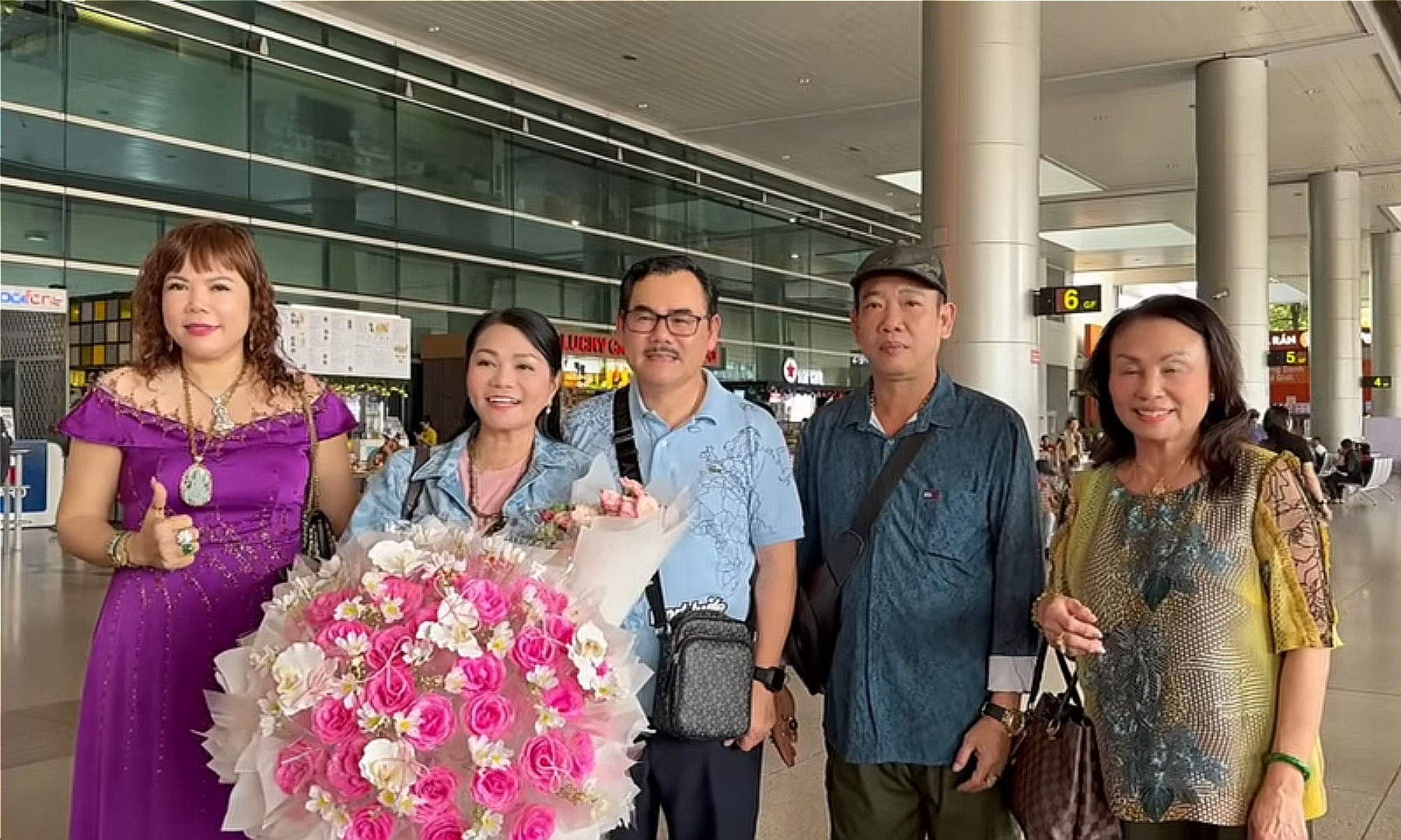 NSƯT Ngọc Huyền trên sân khấu Ngọc Huyền biểu diễn cải lương