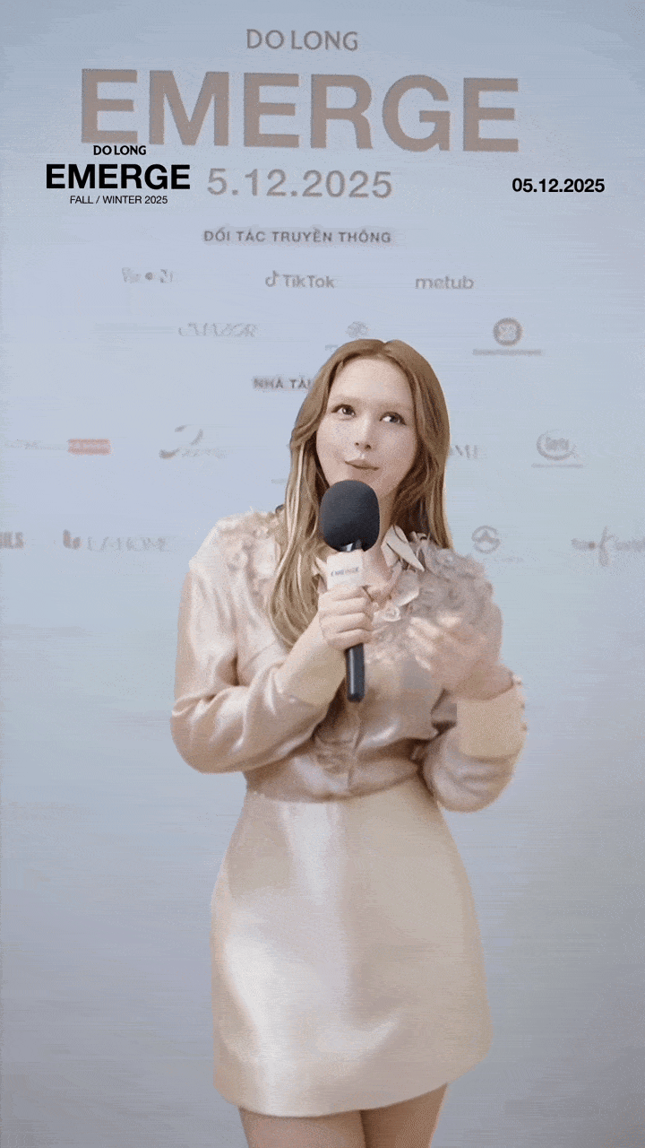 Lông mày biến mất trên gương mặt Xoài Non Gương mặt khác lạ do lông mày bị màu trùng với tóc