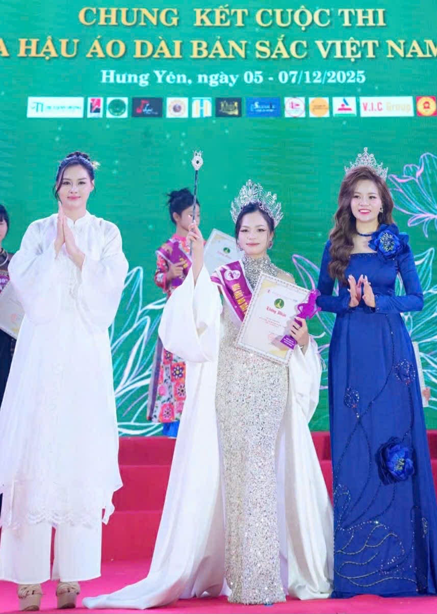 NTK Nhung Cao ngồi ghế nóng cuộc thi nhan sắc NTK Nhung Cao tại cuộc thi Hoa hậu Áo dài